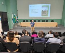 Imagem com foto da abertura do novo curso de defensores públicos e defensoras públicas do Paraná.