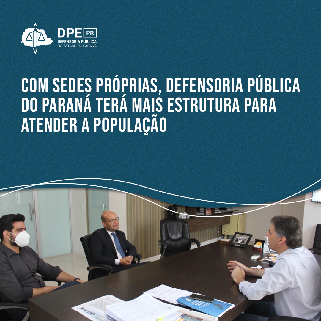 tres homens sentados em volta de uma mesa em reuniao