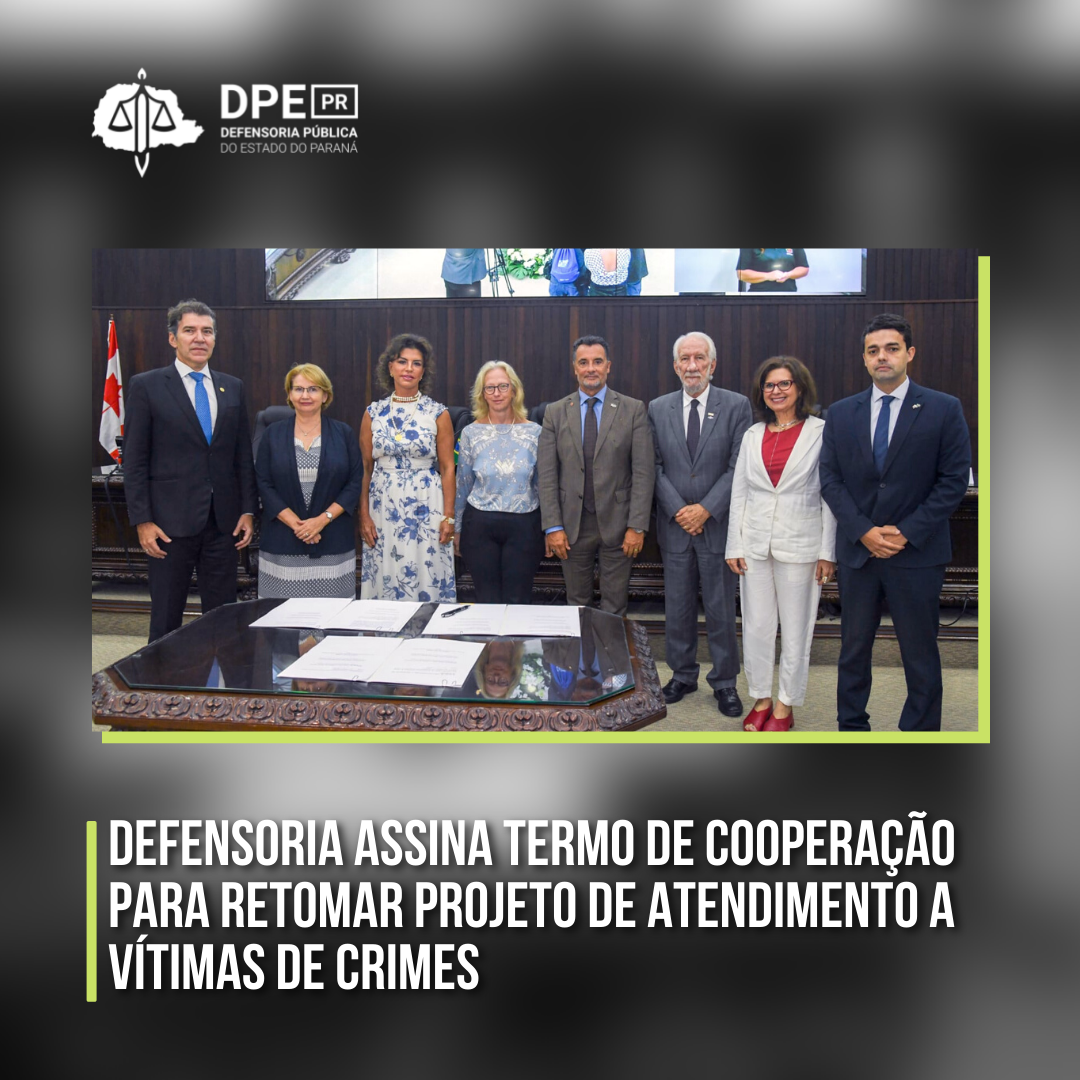 Foto mostra oito pessoas lado a lado e em frente a uma mesa. Na imagem, um título onde se lê: Defensoria assina Termo de Cooperação para retomar projeto de atendimento a vítimas de crimes