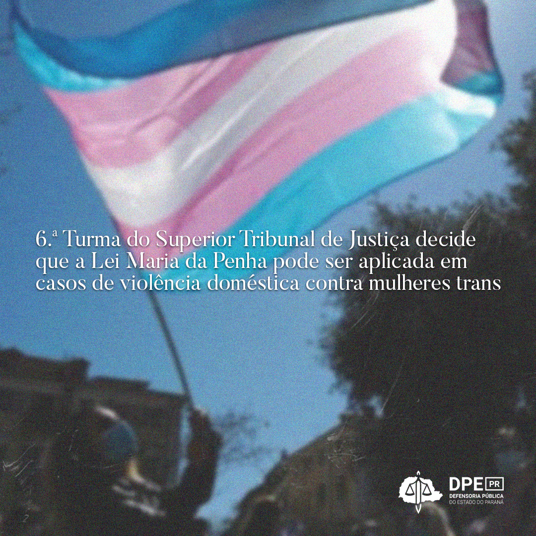 Na imagem, uma bandeira do movimento trans e uma manchate onde se lê: 6.ª Turma do Superior Tribunal de Justiça decide que Lei Maria da Penha pode ser aplicada em casos de violência doméstica contra mulheres trans