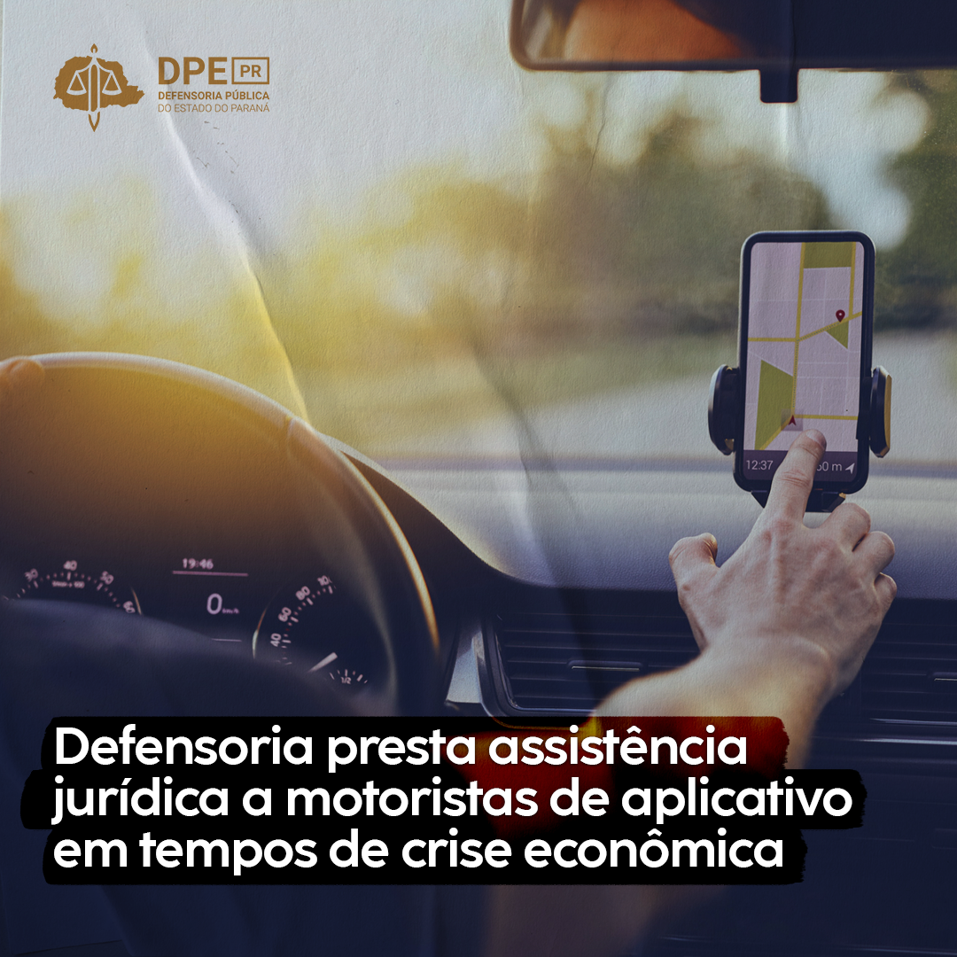 Imagem mostra uma pessoa dentro de um carro, mexendo em um aplicativo no celular