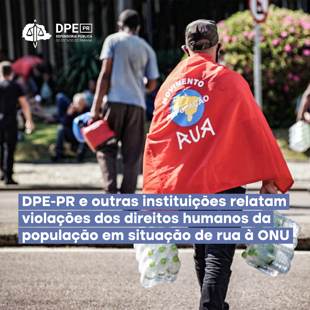 Foto mostra um homem com uma banderia nas costas, na qual se lê: