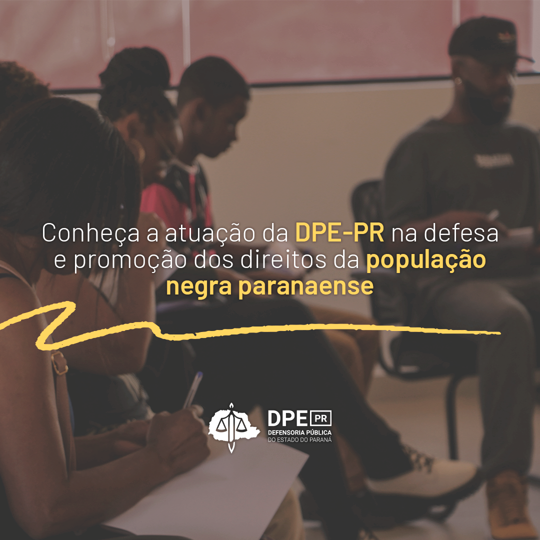 A imagem, que está desfocada, mostra pessoas negras sentadas em cadeiras durante um evento promovido pela Defensoria. Em primeiro plano, sobreposto à imagem, está escrito
