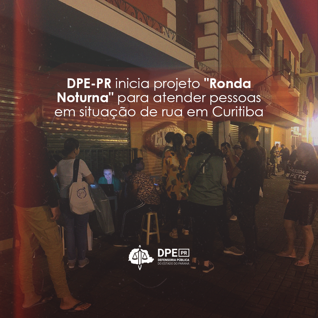 A foto mostra uma equipe da Defensoria sentada no meio de uma multidão de pessoas em uma via pública. Uma servidora está sentada em frente a um computador e uma mulher é atendida por ela, cercada por outas pessoas. No título localizado na parte superior central da imagem, em letras brancas, está escrito: