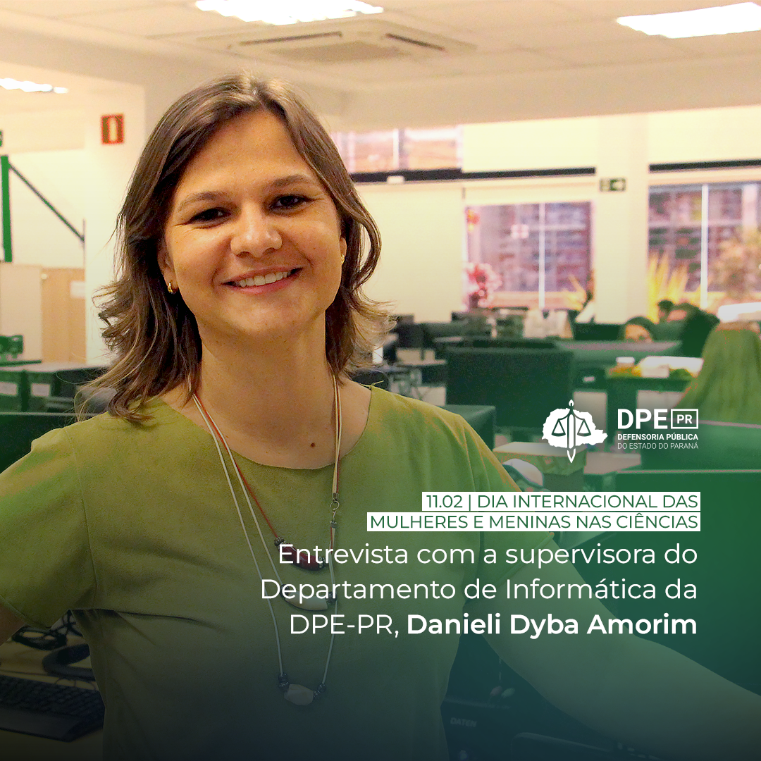 A foto mostra a supervisora do Departamento de Informática da Defensoria Pública do Estado do Paraná, Danieli Dyba Amorim, que olha diretamente para a câmera, com mesas ao fundo. Na legenda com letras na cor branca está escrito:
