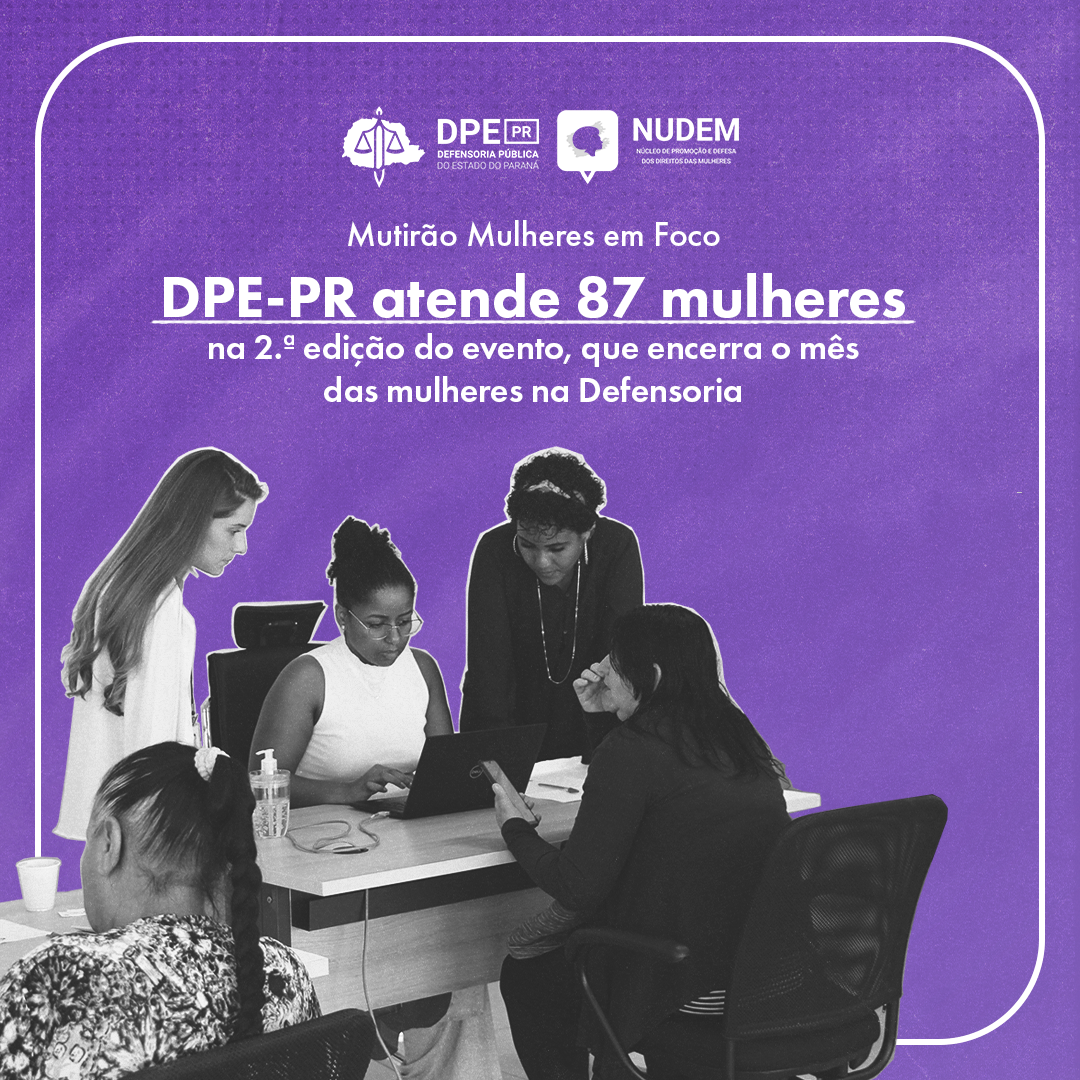 Imagem de duas mulheres sendo atendidas por duas assessoras jurídicas da Defensoria e uma Defensora Pública. As suas usuárias da Defensoria estão sentadas de frente para as assessoras e para a Defensora. As usuárias são mulheres brancas e idosas, já as assessoras são uma mulher negra, que esta sentada e usa um notebook para realizar o atendimento e uma mulher branca em pé ao lado esquerdo da mesa. Do lado direito, uma Defensora negra acompanha o atendimento. A imagem das mulheres esta recorta e o fundo é ro