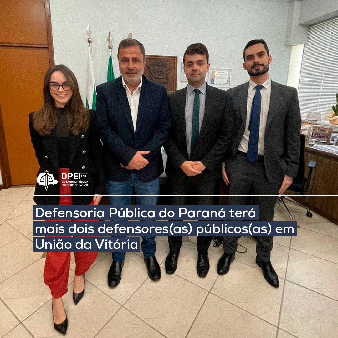 Imagem do defensor público-geral André Giamberardino ao lado da defensora pública Maria Luiza Furbino de Novaes Gomes, do defensor público Fabiano Augusto Malaghini e do prefeito de União da Vitória, Bachir Abbas. No centro da imagem, o título