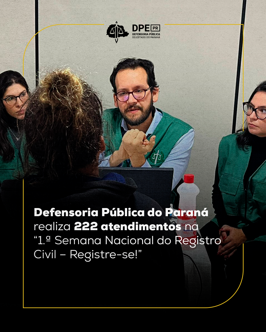 Imagem de defensores prestando atendimento à usuária dos serviços da defensoria com textura de papel. Na parte inferior alinhado à esquerda, o título
