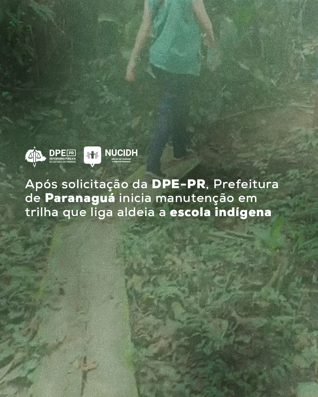 Imagem desfocada de servidora do NUCIDH andando sob tablado de madeira na trilha que liga a aldeia Tekoa Takuaty até a Escola Indígena. Por cima da imagem está a frase