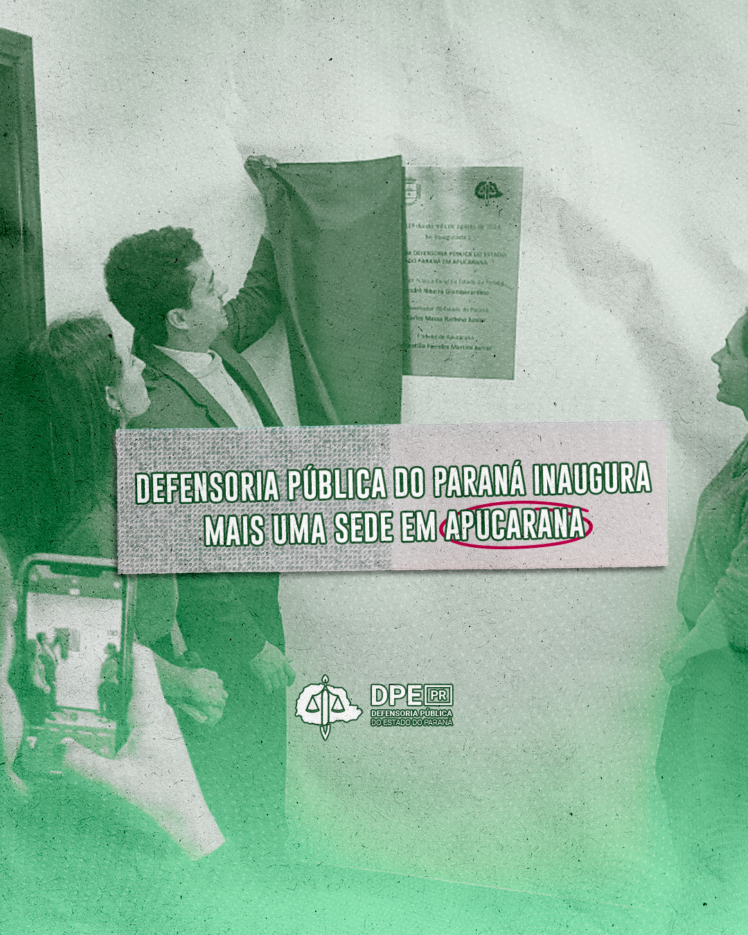 Imagem do Defensor Público-Geral, André Giamberardino, descerrando a placa de inaguração da sede da Defensoria em Apucarana, no Paraná. Ao centro, o título da matéria