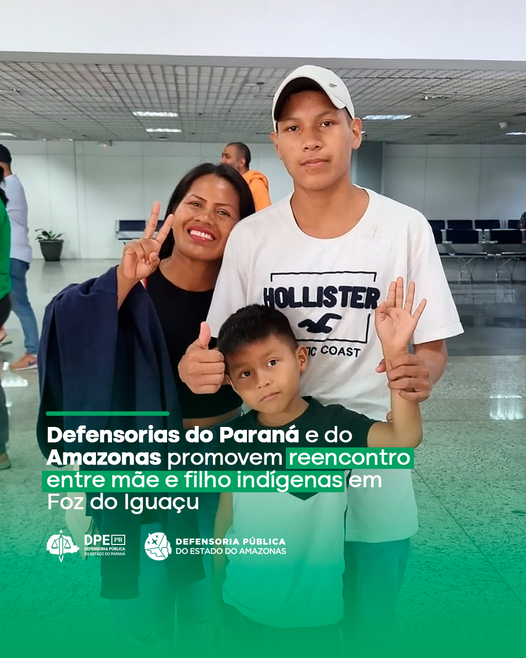 Imagem na qual mostra a arte principal da matéria, tendo como fundo a foto da família mencionada. A foto conta com a família, a mãe sorrindo enquanto abraça seu filho mais velho e seu filho mais novo, abaixo deles, o título