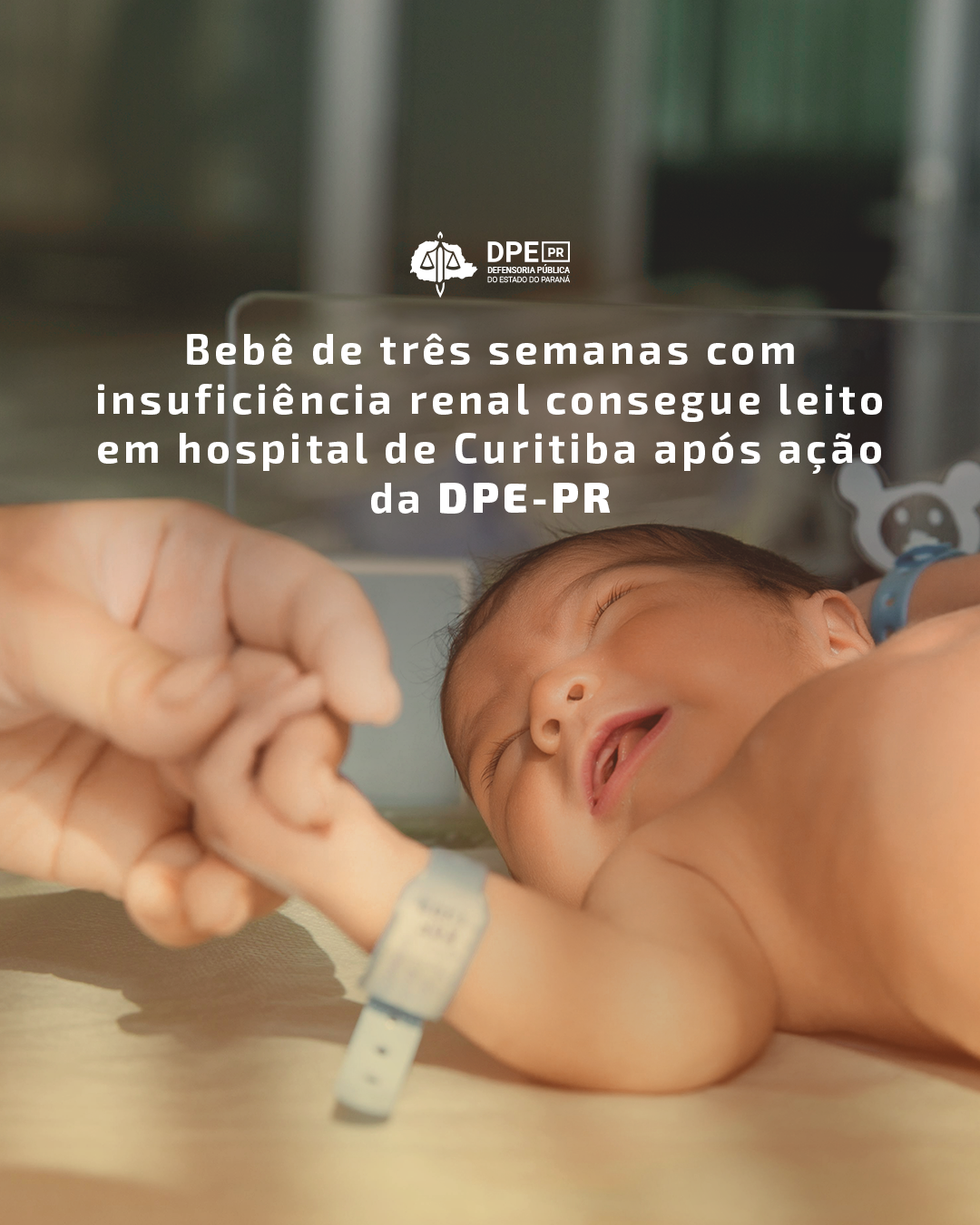 Imagem de um bebê branco deitado em uma maca no hospital. Ele tem uma pulseira de identificação hospitalar no braço e uma pessoa, adulta, segura em sua mão. Alinhado ao centro, o título da matéria em branco “Bebê de três semanas com insuficiência renal consegue leito em hospital de Curitiba após ação da DPE-PR“. Acima, o logo da Defensoria do Paraná, também em branco.