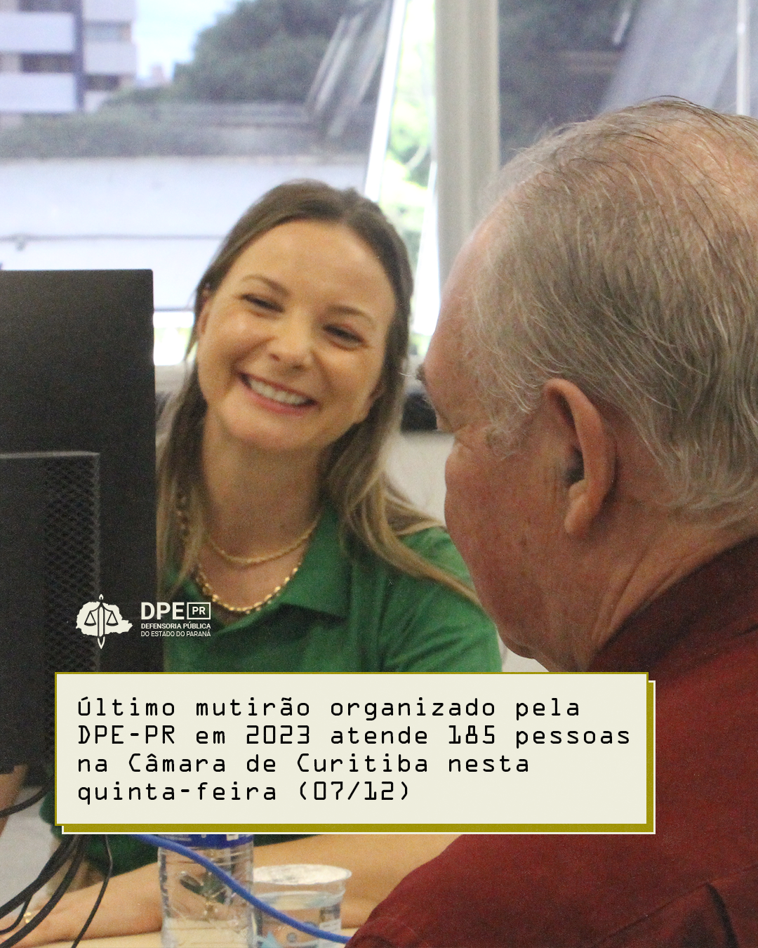 Imagem de uma assessora jurídica da Defensoria atendendo um senhor. Ela esta sorrindo e olhando para a tela do computador. Por cima da iamgem, está o título da matéria. Acima, o logo da Defensoria.