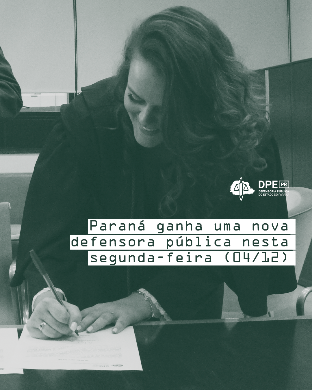 Imagem que mostra a nova defensora pública, Gabriela Vizel Gomes, assinando o seu termo de posse. A imagem tem tons verdes e por cima está escrito o título da matéria.