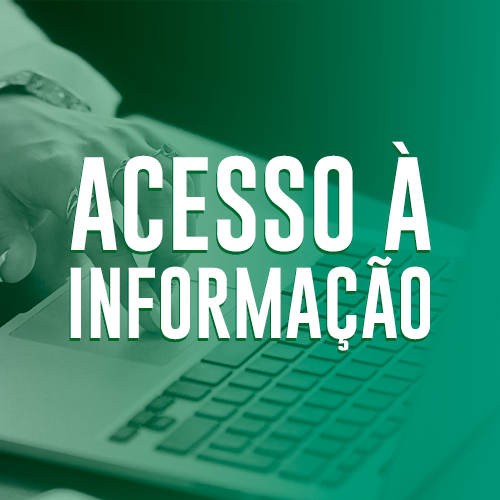 Imagem com a foto de uma pessoa mexendo no notebook e um gradiente em verde. Ao centro, o nome do botão "Acesso à informação".