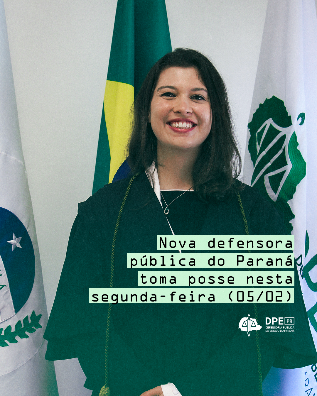 Imagem contendo uma foto retrato da nova Defensora Mariane Guimarães, ela está sorrindo usando a beca de defensor público e atrás dela, a bandeira do Paraná, do Brasil e uma da Defensoria Pública do Estado do Paraná. Em maior destaque, em tarjas esverdeadas, o título da matéria.