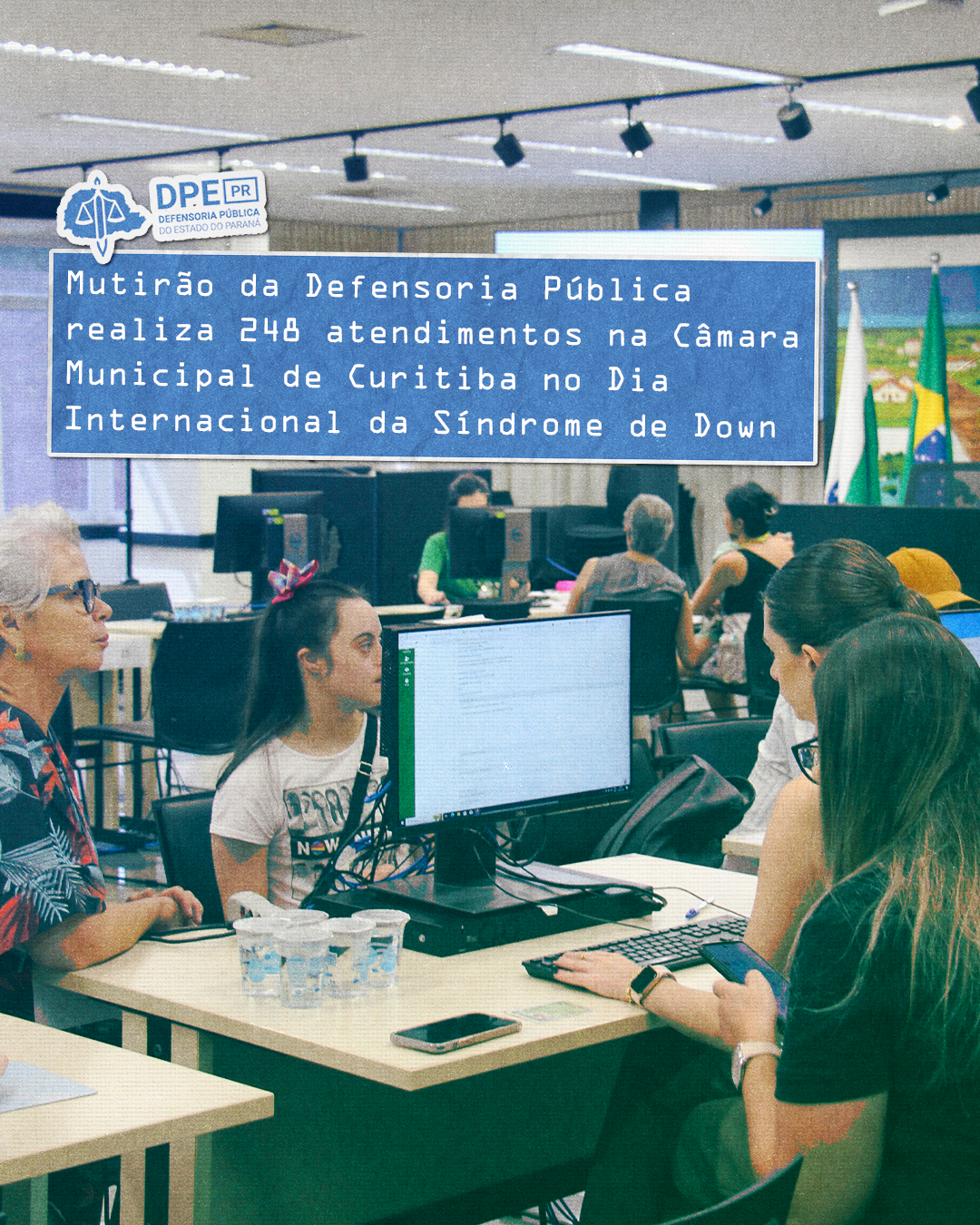 Imagem que consiste em uma foto de atendimento para uma família com uma jovem com Síndrome de Down para plano de fundo, a foto está um efeito que a deixa meio esverdeada, a foto também contém texturas de papel. Em maior destaque, no meio da foto, está o título da matéria.