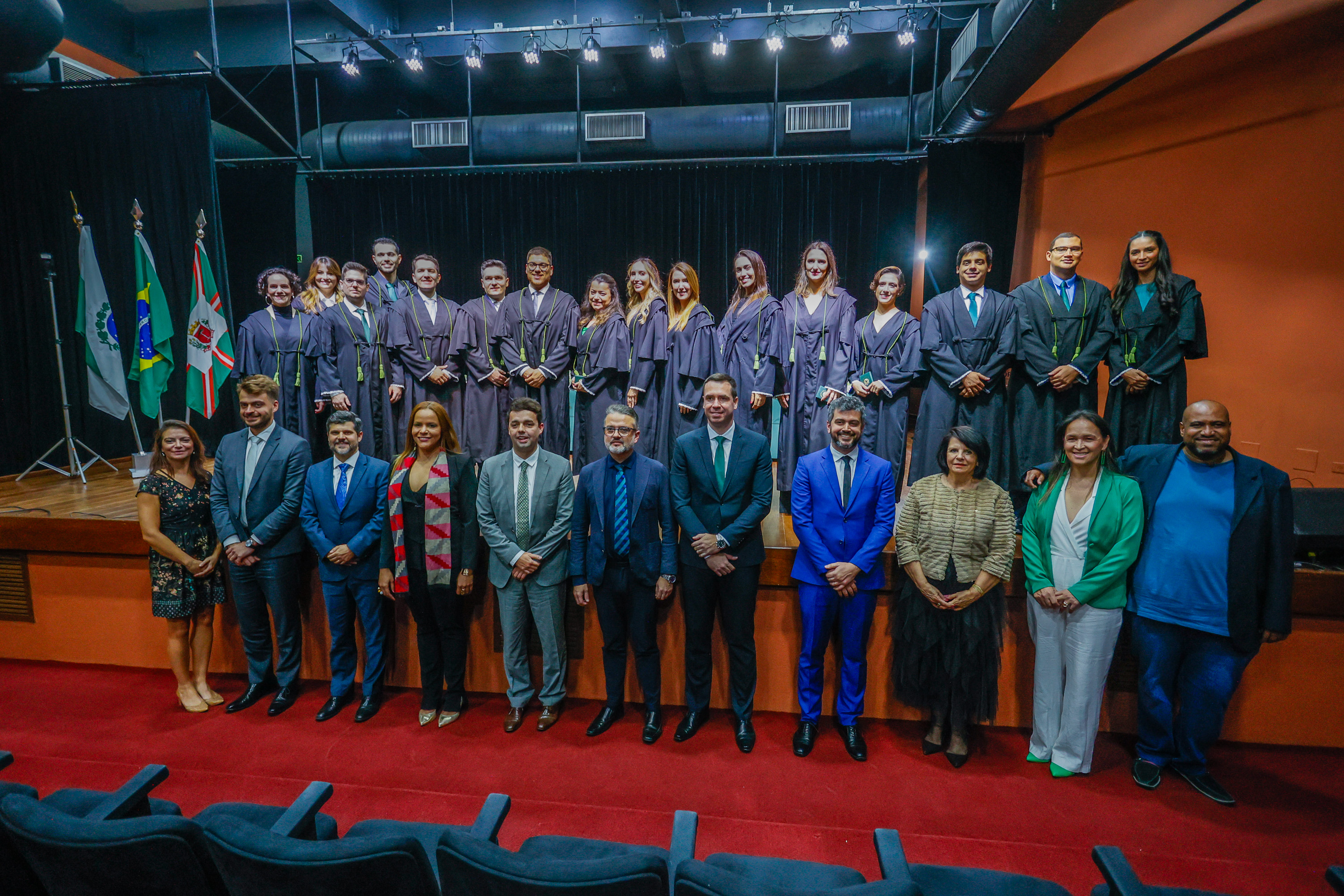 Imagem da posse dos(as) 16 novos(as) defensores(as) públicos(as) do Paraná.