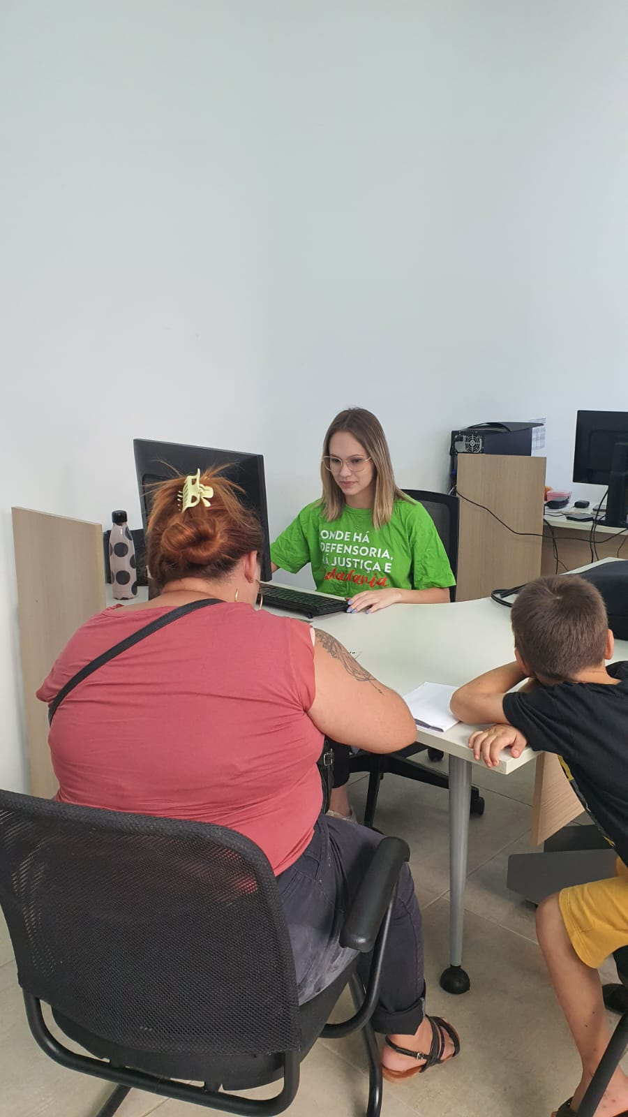 Imagem contendo assessor(a) atendendo usuário(a) no mutirão Defensoria com Elas.