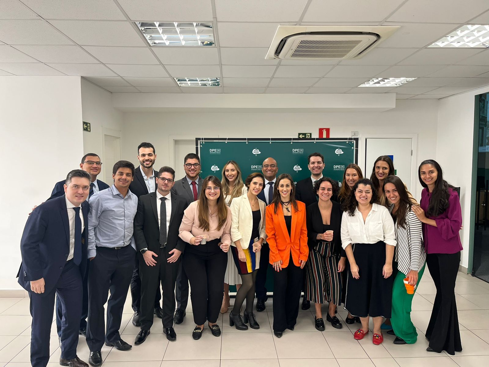 Imagem com foto da abertura do novo curso de defensores públicos e defensoras públicas do Paraná.