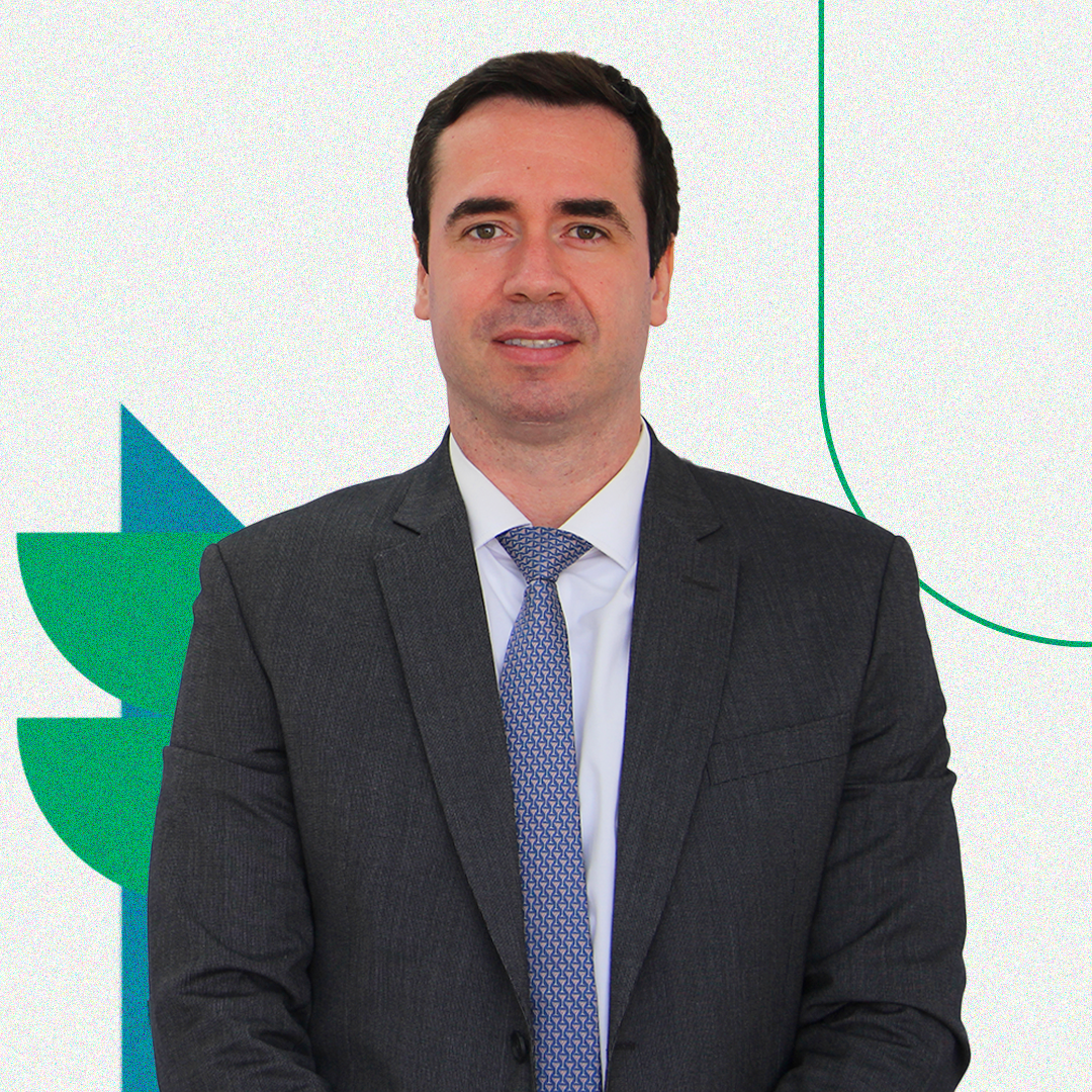 Imagem com a foto do Defensor Público-Geral, Matheus Cavalcanti Munhoz. Ele é um homem branco e alto com cabelos castanhos. Na ocasião, usa um terno na cor cinza escuro e uma grava azul.