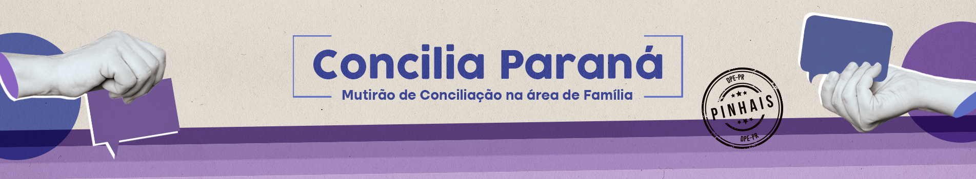 Imagem com fundo amarelo claro. No lado direito e esquerdo têm duas mãos segurando um balão de diálogo na cor roxa. Na parte inferior da arte também estão algumas linhas em tons diferentes de roxo. No título está escrito "Concilia Paraná" e abaixo está "Mutirão de Conciliação na área de Família". Ao lado do título está um selo, escrito "Pinhais".  