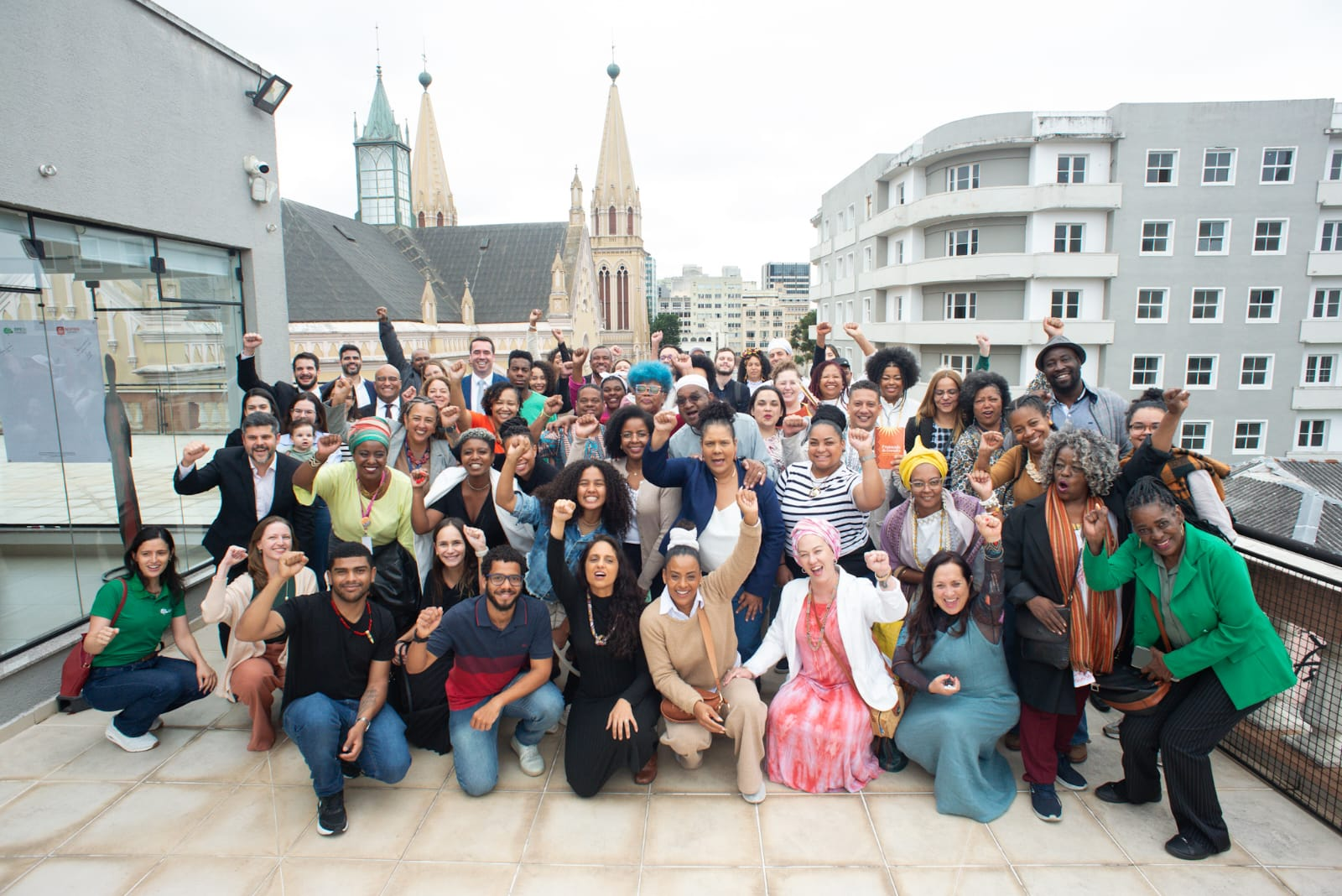 Imagem geral com todos e todas as participantes do evento