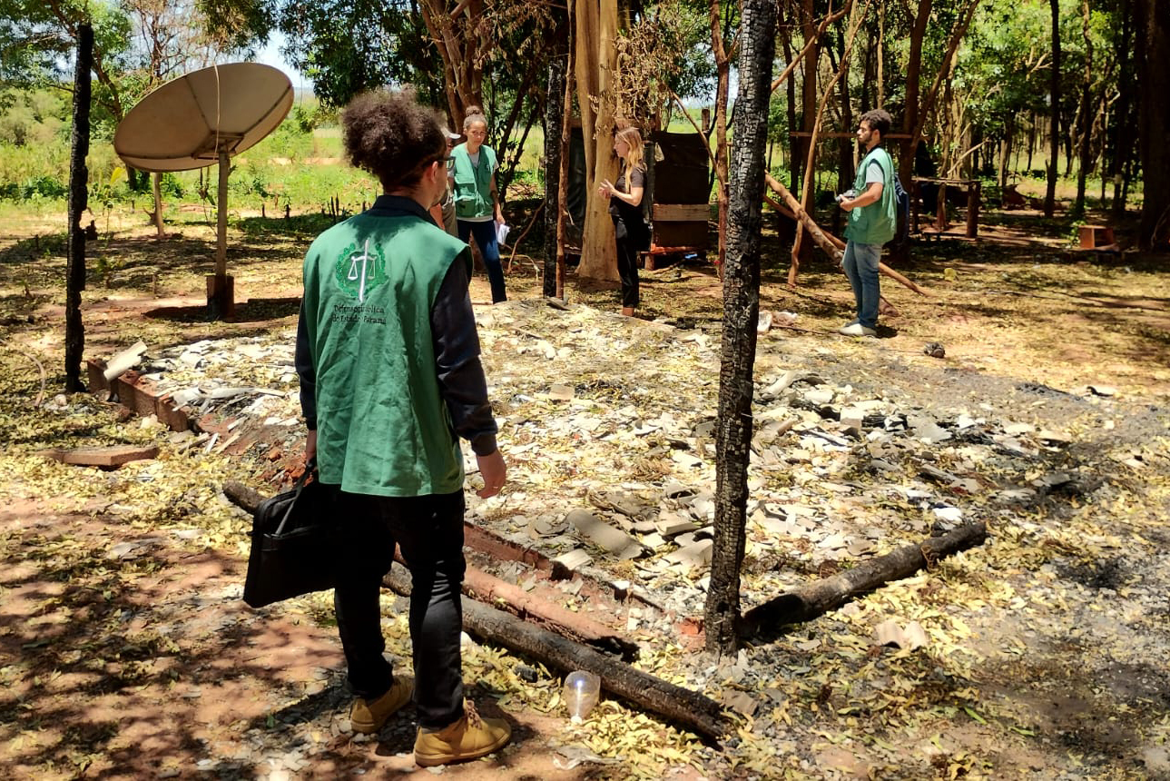 Fotografia horizontal colorida em que se vê a equipe da DPE-PR atendendo comunidade indígena em Guaíra.