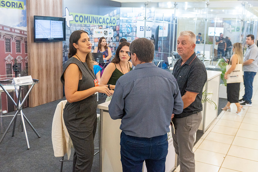 imagem horizontal colorida mostra o estande da DPE-PR no evento Paraná Mais Cidades em Foz do Iguaçu. 
