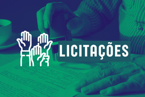 Botão "licitações". Imagem com o texto em branco sobre o verde. Na imagem, temos uma foto com uma pessoa carimbando um documento sobre uma mesa.