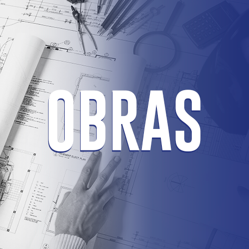 imagem com o texto embranco sobre uma imagem. No título o texto "obras", ao centro. Ao fundo a foto de uma mão abrindo um projeto de engenharia com desenhos de plantas de uma obra em uma mesa com lapís e compasso.