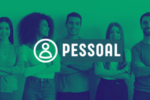 Botão "Pessoal". Imagem com o texto em branco sobre o verde. Na imagem, uma foto com dois homens e três mulheres dispostos aleatoriamente um ao lado do outro, recostados em uma parede. O botão se refere ao quadro de funcionários da instituição.