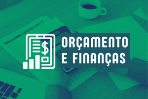 Botão "orçamento e finanças". Imagem com o texto em branco sobre o verde. Na imagem, a foto de uma pessoa em uma mesa com diversos papéis. A pessoa está digitando em uma calculadora.