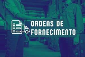 Botão "ordens de fornecimento". Imagem com o texto em branco escrito sobre o verde. Na imagem, uma foto com dois homens em um galpão de armazenamento, repleto de caixas empilhadas. Os dois homens apertam as mãos em acordo.