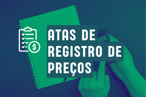Botão "Atas de registo de preços". Imagem com o texto em branco sobre o verde. Na imagem, temos uma foto com duas mãos, uma segura uma calculadora ao lado de um caderno e outra digita na calculadora. Acima do caderno temos uma caneta inteiramente preta. Na foto, os objetos e as mãos estão centralizadas.