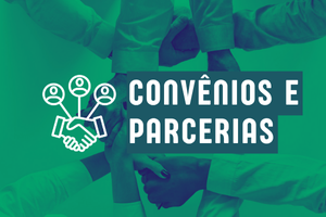 Botão "convênios e parcerias". Imagem com o texto branco escrito sobre o verde. Na imagem, uma foto de várias pessoas dando as mãos em forma de um círculo.