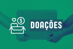 Botão "Doações". Imagem com o texto em branco escrito sobre o verde. Na imagem, uma foto de duas pessoas com os braços esticados segurando uma caixa de papelão, cada uma em um dos lados da caixa.