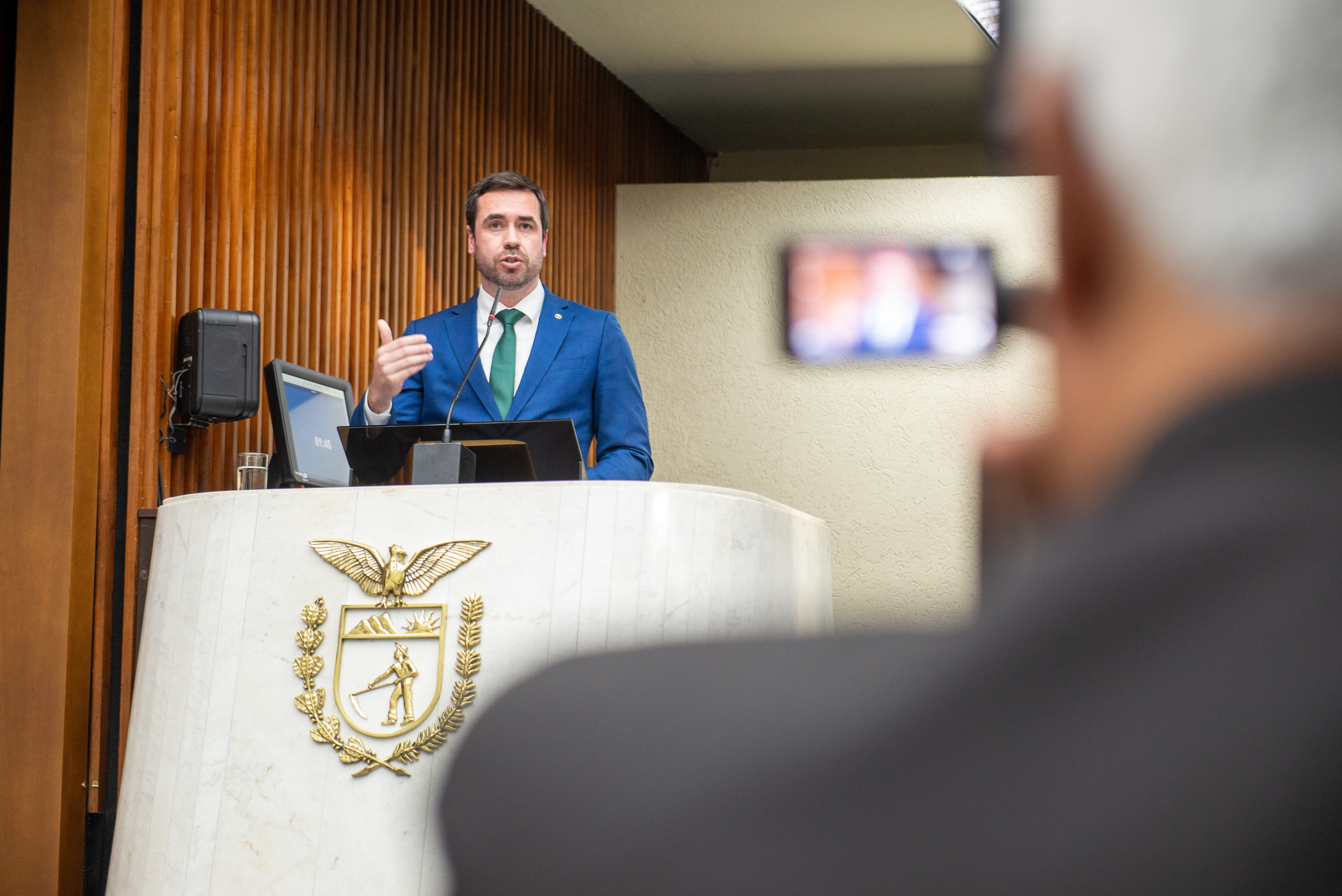 Defensor Público Geral discursa na tribuna da Assembleia Legislativa durante sessão solene.