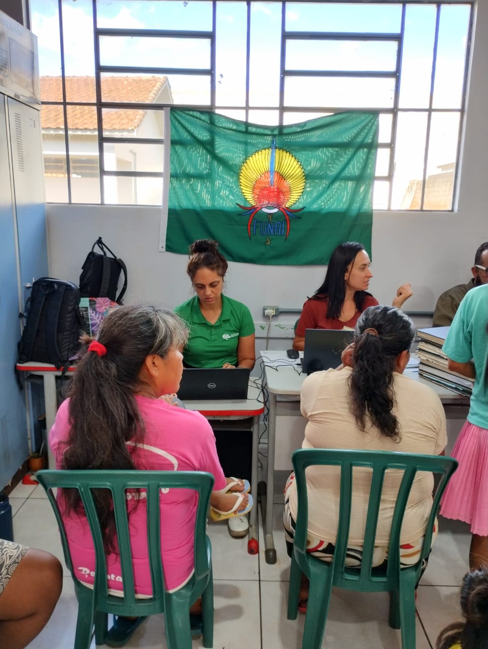 Imagem em que se vê Defensores Públicos atuando no Registre-se no território indígena de Ivaí no interior do Paraná.