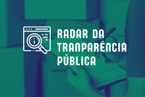 Botão "Radas da transparência pública". Imagem com o texto em branco sobre o verde. Na imagem, a foto de uma pessoa de costas, é possível ver apenas seu braço e sua mão direita que faz anotações em uma ficha, segurada pela mão esquerda. Ao fundo da foto, várias caixas empilhadas.