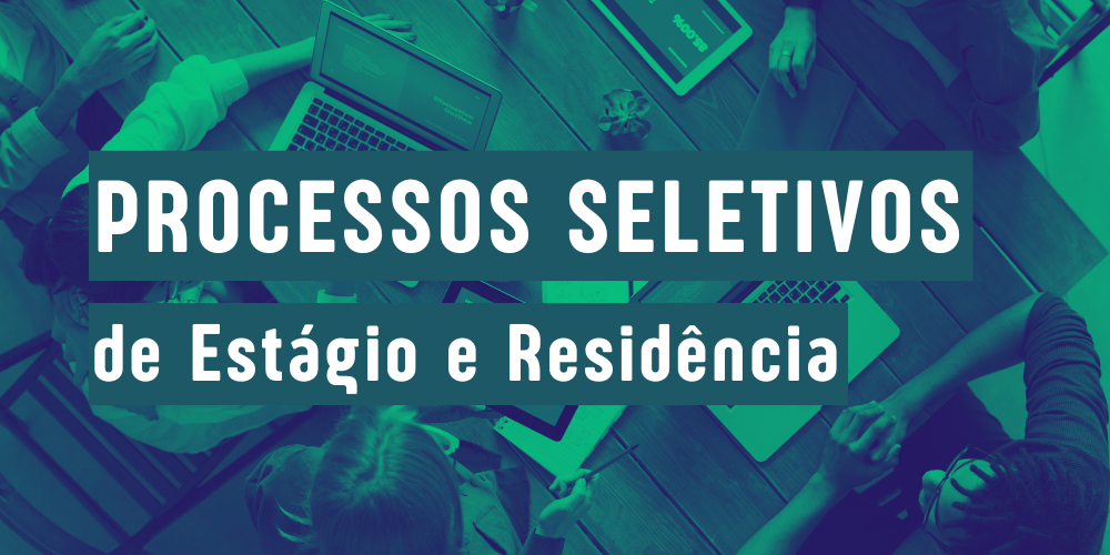 Botão para página de processo seletivo de estágio e residência na defensoria. Imagem com o texto em branco com o fundo em verde escuro. Na imagem, uma foto com diversos estudantes ao redor de uma mesa com materiais de estudo.