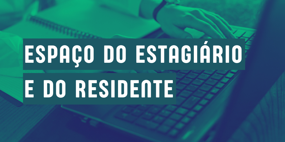 Botão para página de espaço do estagiário e do residente. Imagem com o texto em branco com o fundo em verde escuro. Na imagem, uma foto com uma pessoa digitando em um notebook.