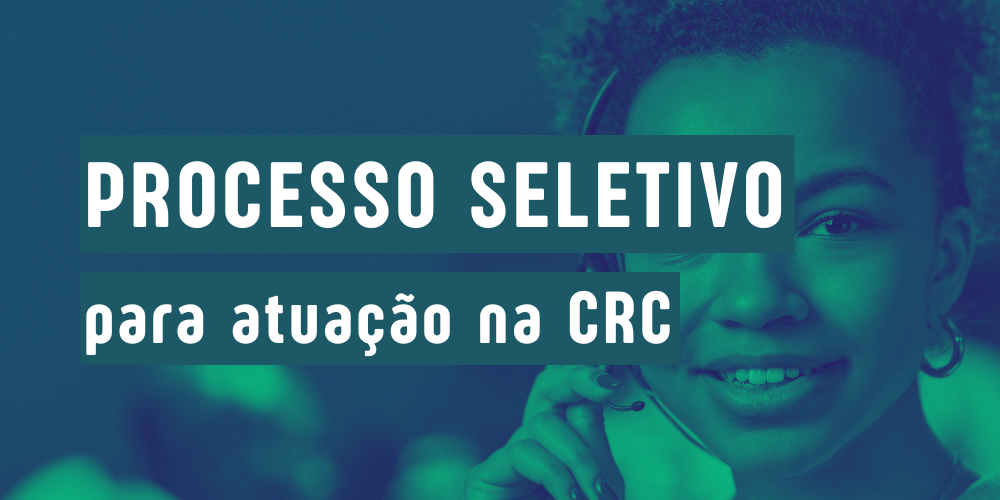 Botão para página de processo seletivo para atuação na CRC. Imagem com o texto em branco com o fundo em verde escuro. Na imagem, uma mulher jovem com um fone de ouvido e microfone, prestando atendimento.