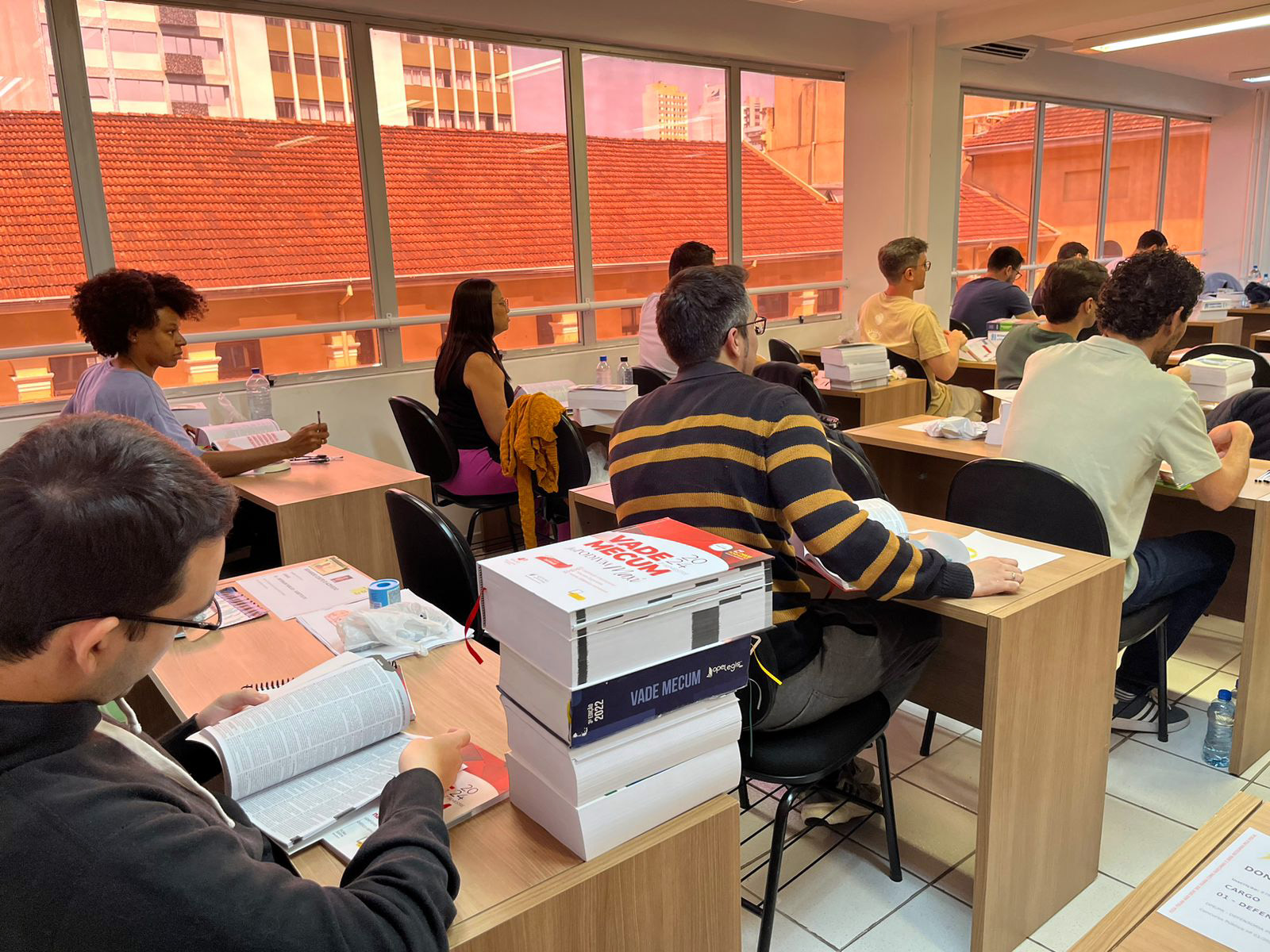 Imagem mostra sala de aula pouco antes do início da prova da segunda fase do quinto concurso para defensoras e defensores públicos do Estado do Paraná.