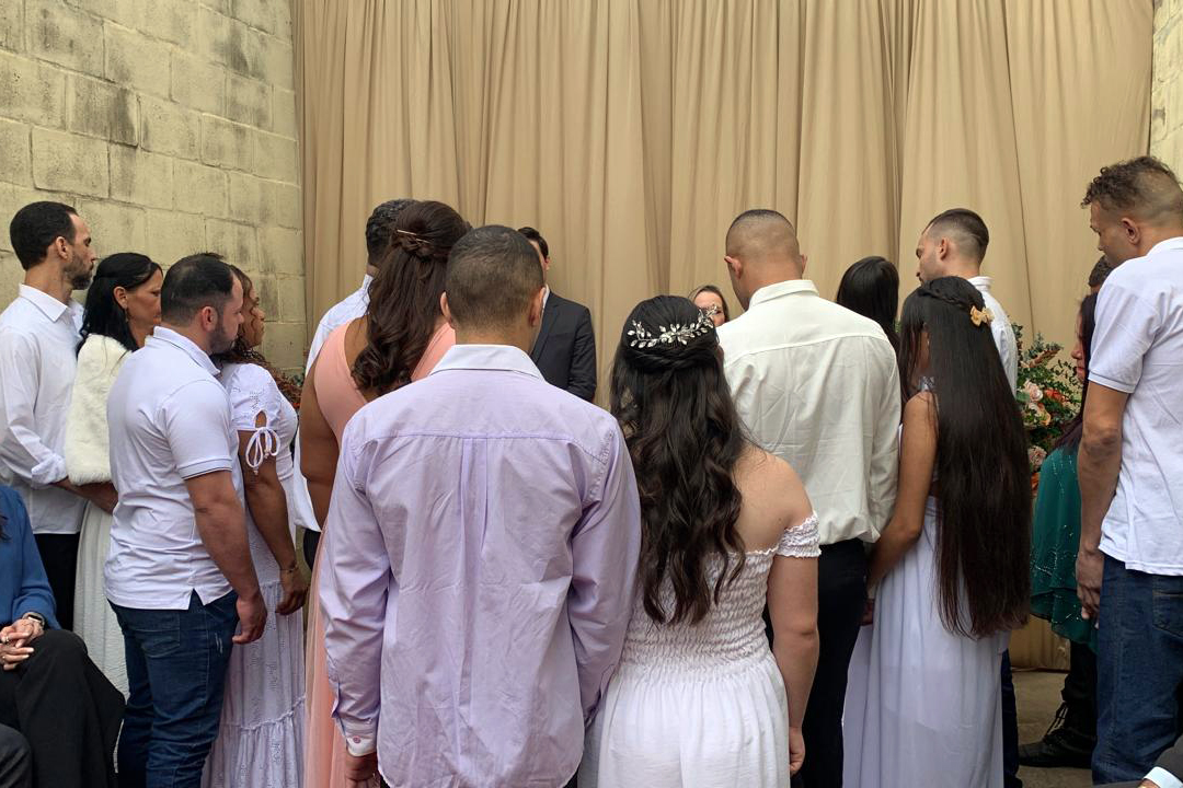 Imagem mostra de costas os 24 casais que se uniram em matrimônio na Cadeia Pública de Cornélio Procópio.