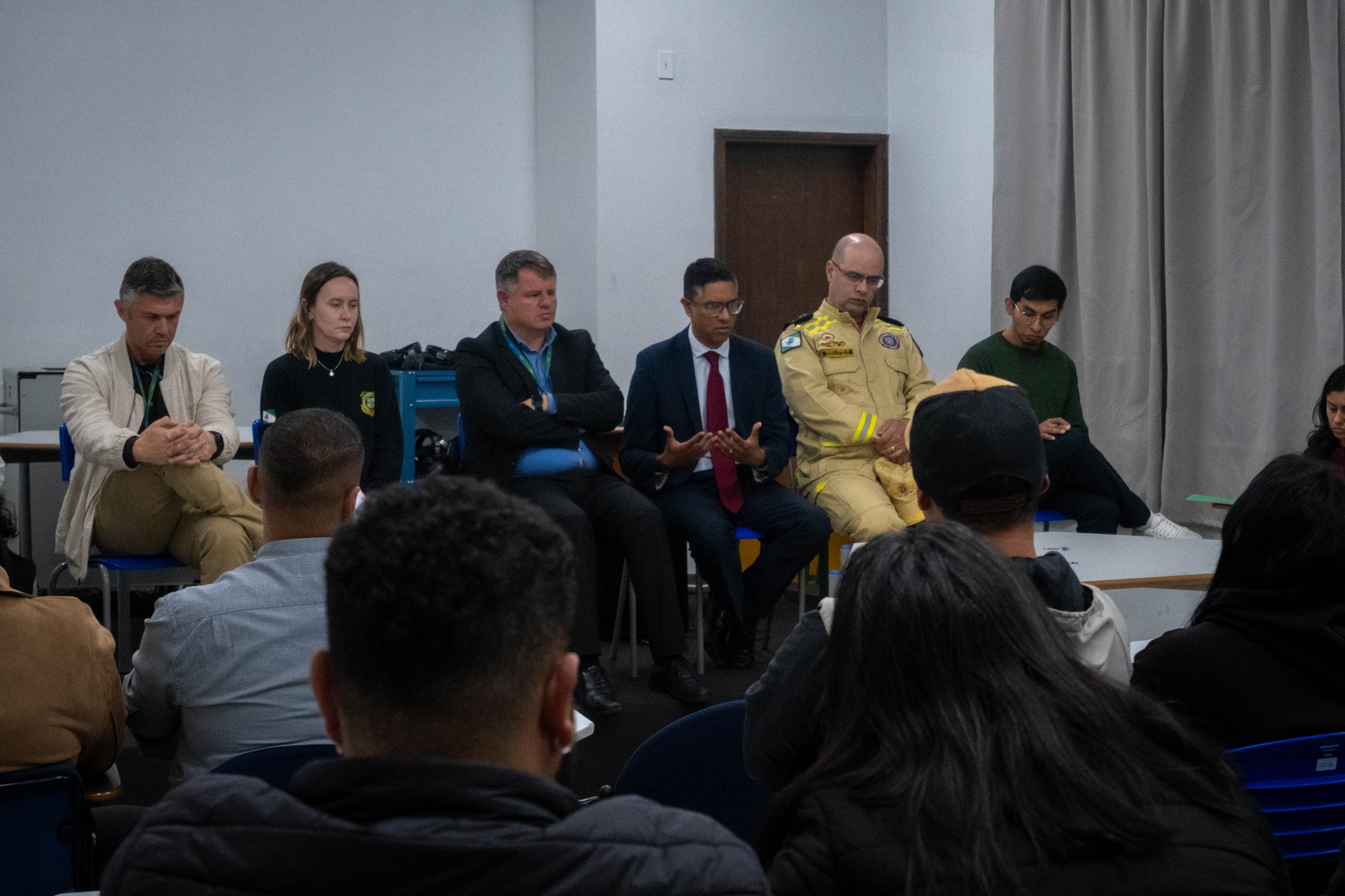 O Defensor Pública Ricardo Menezes presta esclarecimentos para as famílias das vítimas da explosão em empresa de Quatro Barras.