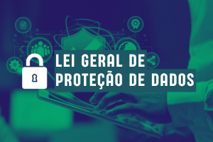 Botão "Lei Geral de Proteção de Dados". Imagem com o texto em branco sobre o verde. Na imagem contêm a foto de mãos digitando em um teclado de notebook ao lado esquerdo.
