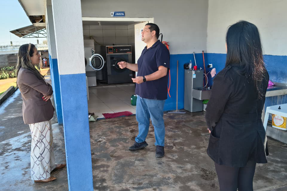 Equipe realiza vistoria das inatalações onde são lavadas as roupas dos prisioneiros.