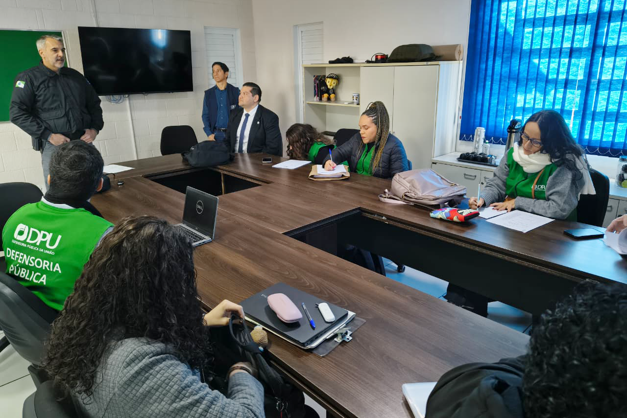 Equipe da Defesoria do Paraná e da Defensoria da União conversa com a direção da unidade prisional.