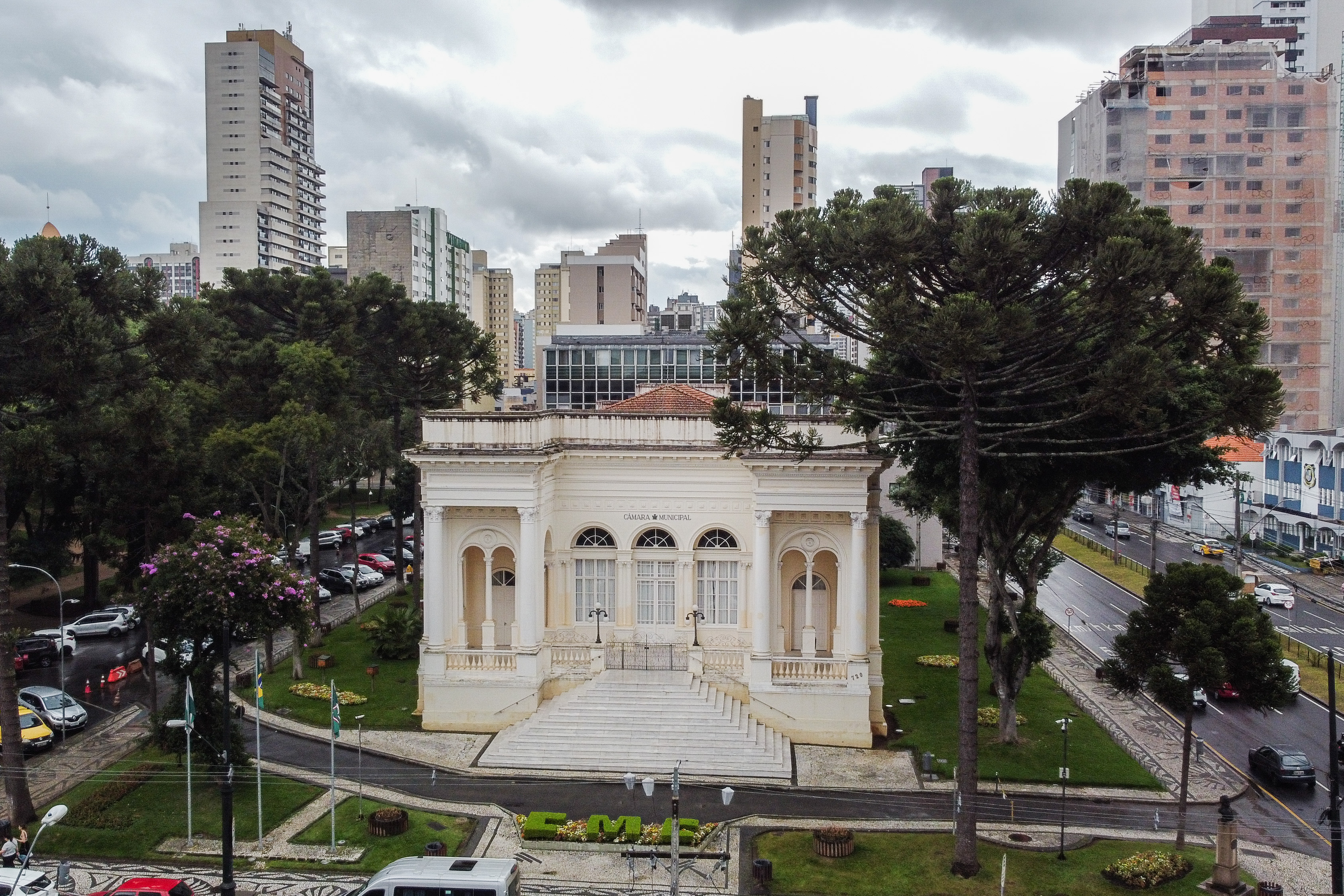 Imagem aérea do edifício histórico da Câmara Municipal de Curitiba.